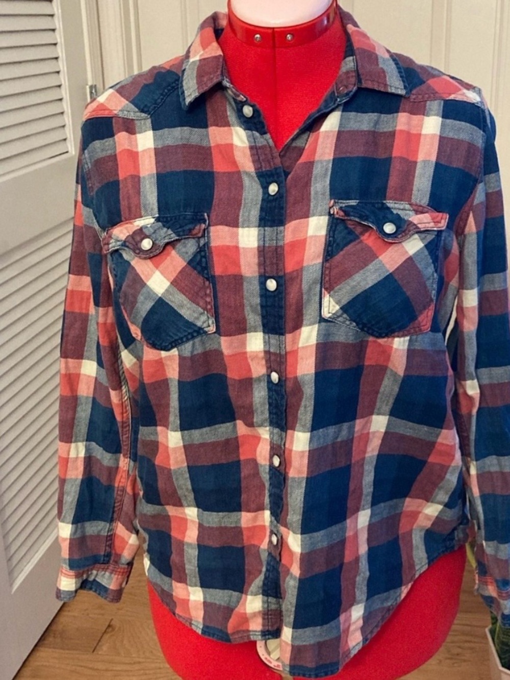 American Eagle Outfitters Boyfriend Fit button down Shirt pearl snaps
Size Large